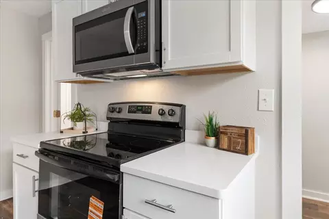 Kitchen - 727 E Dale St, Springfield, MO 65803 photo 3 of 4