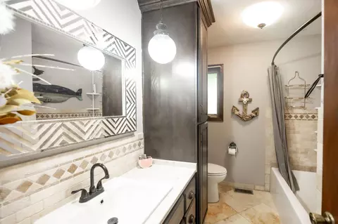 Bath - 1506 Meadowview Rd, Galena, MO 65656 photo 1 of 2