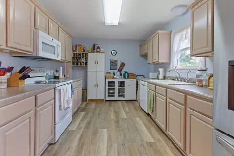 Kitchen - 472 474 Woodland Dr, Branson, MO 65616 photo 2 of 2