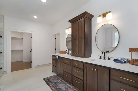 Bath - 5447 E Wild Horse Dr, Springfield, MO 65802 photo 1 of 7