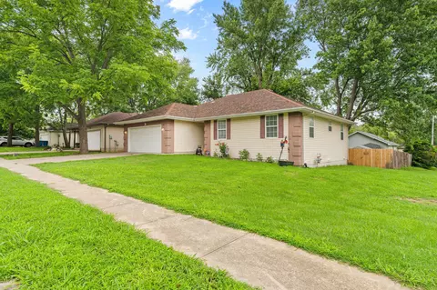 Exterior - 645 E Livingston St, Springfield, MO 65803 photo 4 of 9