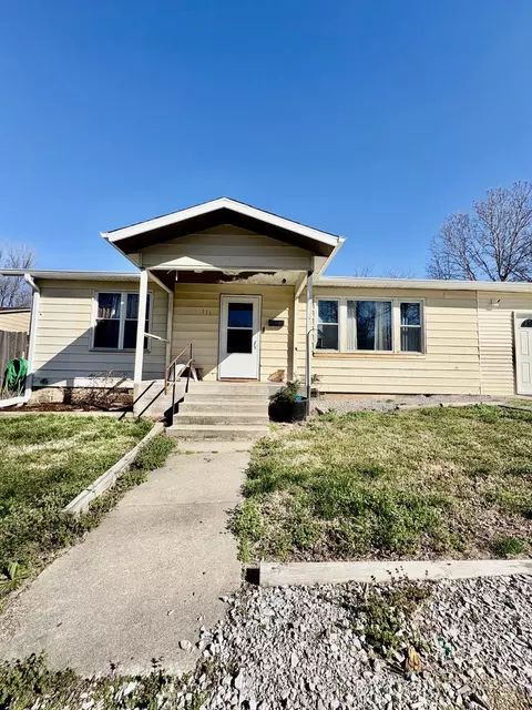 111 W Lee St, Aurora, MO 65605