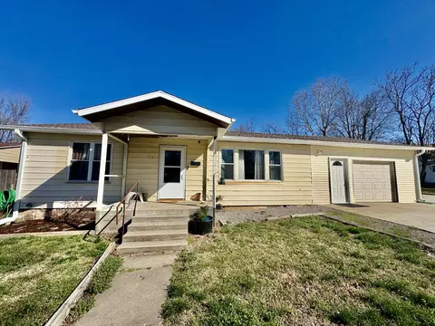 Exterior - 111 W Lee St, Aurora, MO 65605 photo 2 of 13