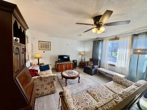 Living - 111 W Lee St, Aurora, MO 65605 photo 2 of 3