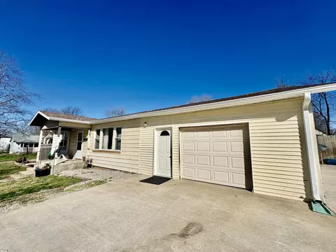 Exterior - 111 W Lee St, Aurora, MO 65605 photo 3 of 13