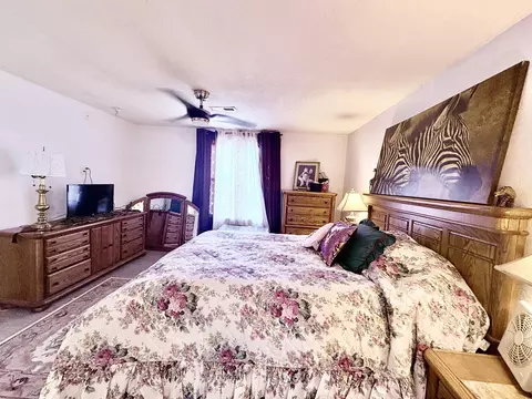 Bedroom - 111 W Lee St, Aurora, MO 65605 photo 2 of 5