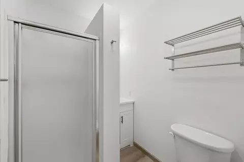 Bath - 2317 N Bess Pl, Springfield, MO 65803 photo 2 of 3