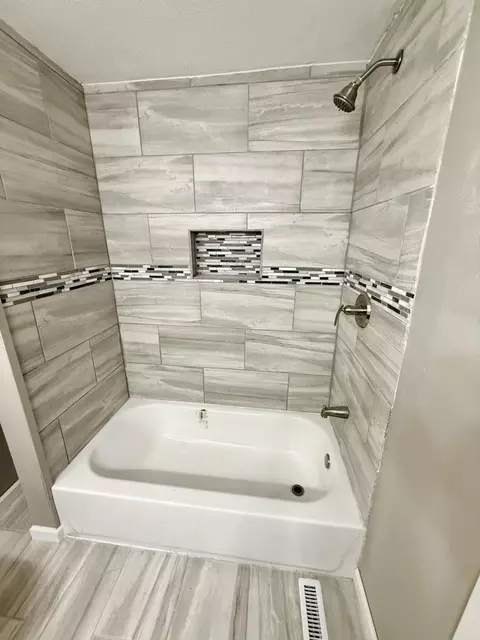 Bath - 802 S 5th St, Branson, MO 65616 photo 4 of 6