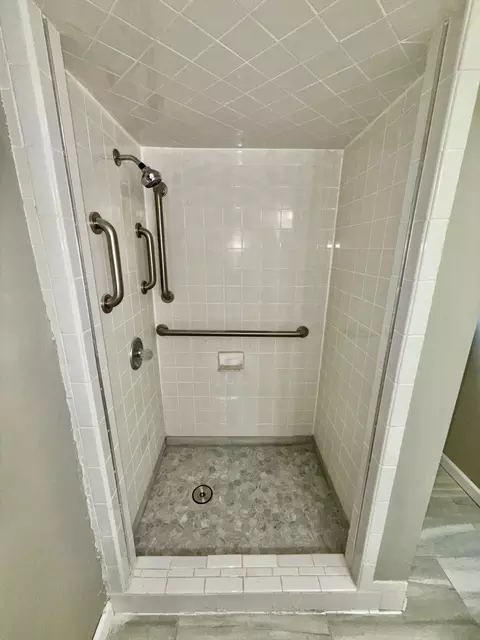 Bath - 802 S 5th St, Branson, MO 65616 photo 5 of 6