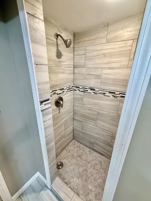 Bath - 802 S 5th St, Branson, MO 65616 photo 2 of 6
