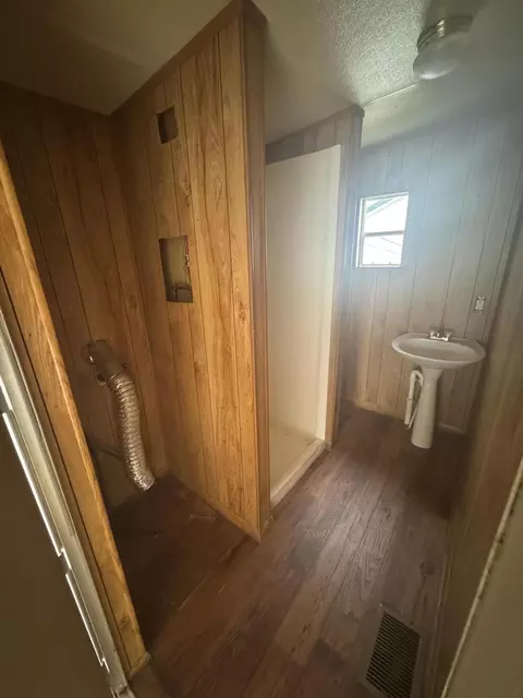 Bath - 480 Royalty Ln, Branson, MO 65616 photo 1 of 2