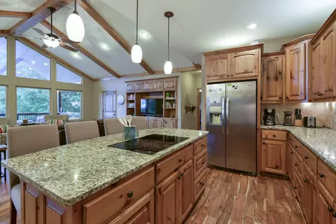Kitchen - 25318 Riverside Ln, Shell Knob, MO 65747 photo 3 of 4