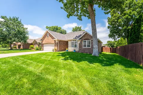 Exterior - 883 Dustin Ln, Nixa, MO 65714 photo 4 of 9