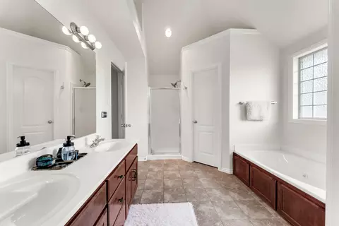 Bath - 883 Dustin Ln, Nixa, MO 65714 photo 1 of 3