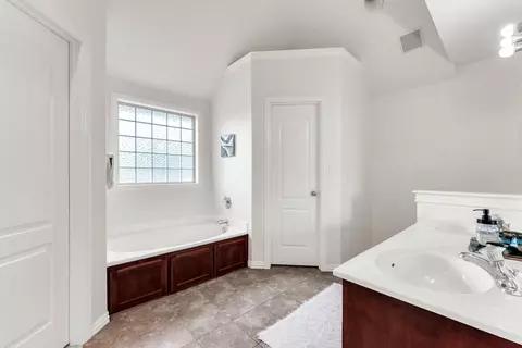 Bath - 883 Dustin Ln, Nixa, MO 65714 photo 2 of 3