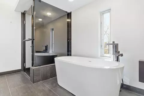 Bath - 3023 E Inglewood Ct, Springfield, MO 65804 photo 3 of 6