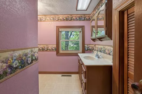 Bath - 537 W Talmage St, Springfield, MO 65803 photo 4 of 7