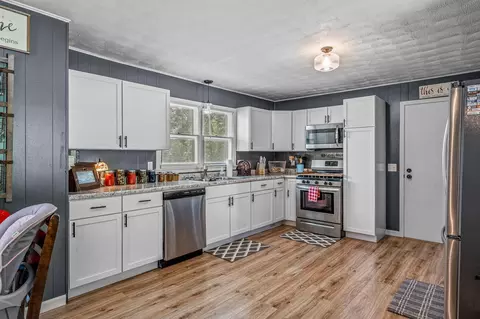 Kitchen - 8675 S State Highway 5, Ava, MO 65608 photo 1 of 3