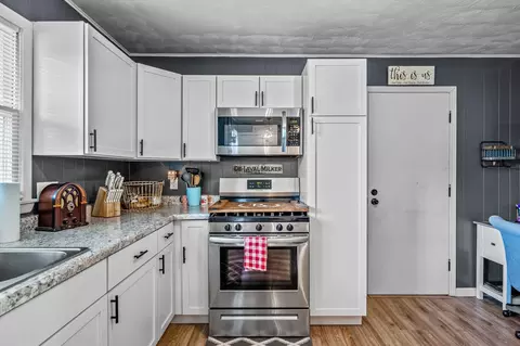 Kitchen - 8675 S State Highway 5, Ava, MO 65608 photo 3 of 3