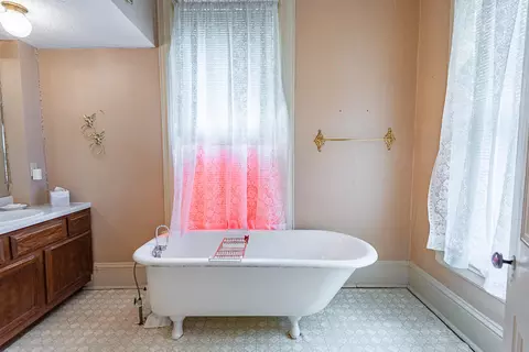 Bath - 625 South Ave, Springfield, MO 65806 photo 5 of 7
