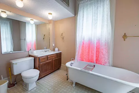 Bath - 625 South Ave, Springfield, MO 65806 photo 6 of 7