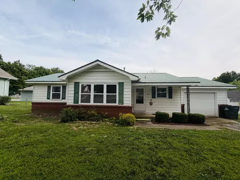 204 W Oak St, Stockton, MO 65785