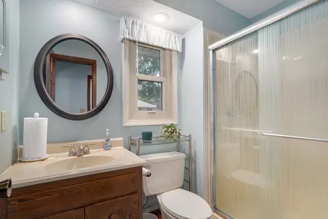 Bath - 1735 E Vincent Dr, Springfield, MO 65804 photo 2 of 4