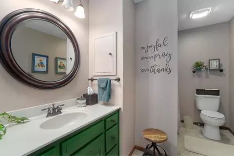 Bath - 1735 E Vincent Dr, Springfield, MO 65804 photo 3 of 4