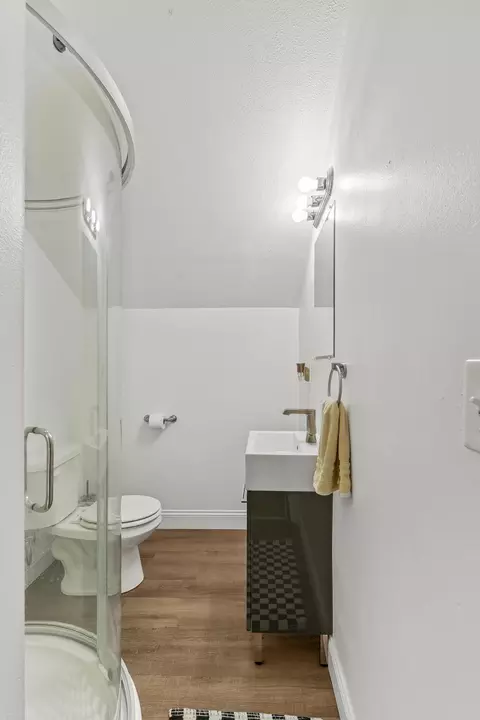 Bath - 1034 N Clay Ave, Springfield, MO 65802 photo 2 of 2