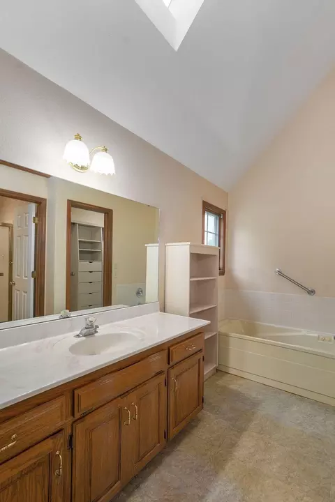 Bath - 1506 Cody Rd, Nixa, MO 65714 photo 2 of 8