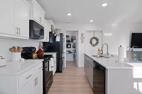 Kitchen - 509 N Pine Leaf Rd, Nixa, MO 65714 photo 4 of 5
