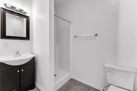 Bath - 1511 N Lyon Ave, Springfield, MO 65803 photo 2 of 3