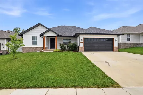 802 S Wheaton Hills Dr, Nixa, MO 65714