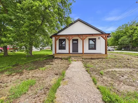 Exterior - 214 S Locust St, Buffalo, MO 65622 photo 2 of 15