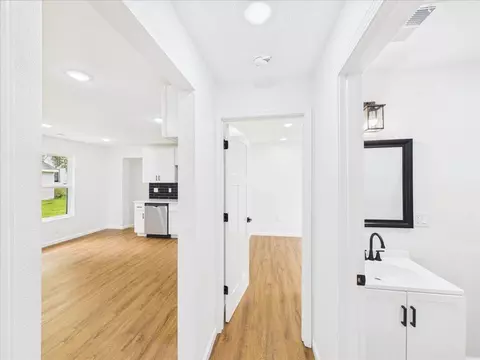 Entry Way - 214 S Locust St, Buffalo, MO 65622 photo 1 of 5