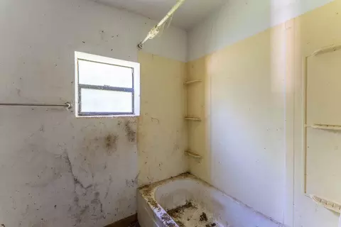 Bath - 706 Pine St, Thayer, MO 65791 photo 2 of 2