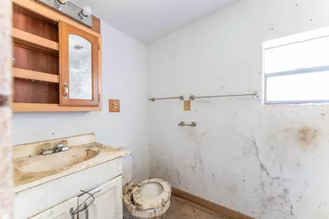 Bath - 706 Pine St, Thayer, MO 65791 photo 1 of 2