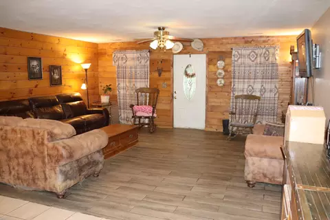 Living - 207 Royal Dr, Marshfield, MO 65706 photo 2 of 3