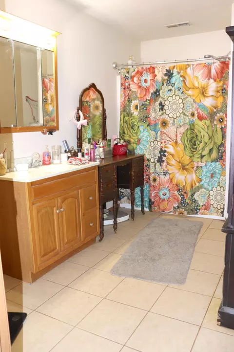 Bath - 207 Royal Dr, Marshfield, MO 65706 photo 1 of 2