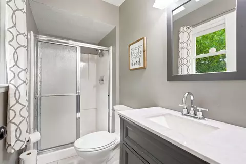 Bath - 1105 E Canterbury Ln, Springfield, MO 65810 photo 1 of 2