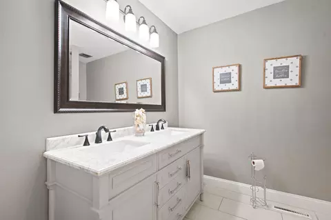Bath - 1105 E Canterbury Ln, Springfield, MO 65810 photo 2 of 2