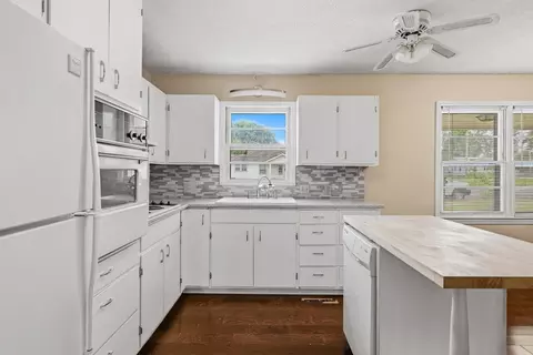 Kitchen - 331 E Olive St, Bolivar, MO 65613 photo 2 of 4