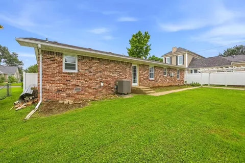 Exterior - 331 E Olive St, Bolivar, MO 65613 photo 3 of 4