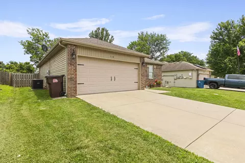 Exterior - 718 S Mahn Ave, Springfield, MO 65802 photo 2 of 6