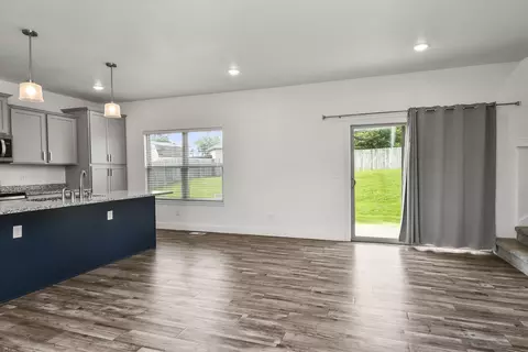 Living - 4464 W University St, Springfield, MO 65802 photo 3 of 4