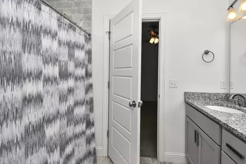 Bath - 4464 W University St, Springfield, MO 65802 photo 2 of 4