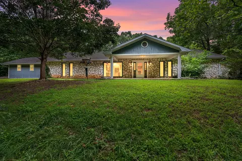 612 Stoneshire Dr, Highlandville, MO 65669