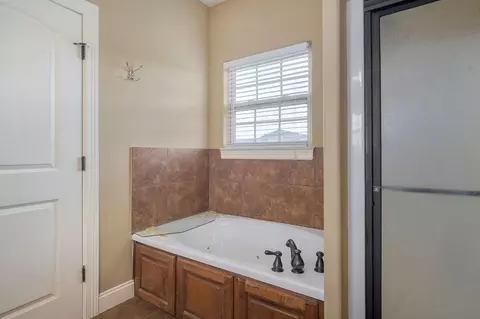 Bath - 1083 E Daisy Falls Dr, Nixa, MO 65714 photo 3 of 5