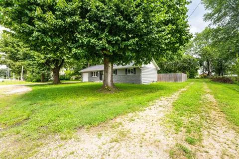 Exterior - 715 E Springfield St, Aurora, MO 65605 photo 3 of 6