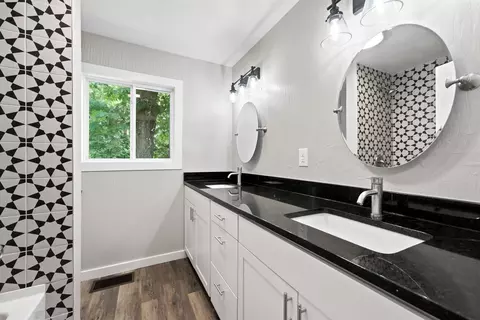 Bath - 715 E Springfield St, Aurora, MO 65605 photo 2 of 4